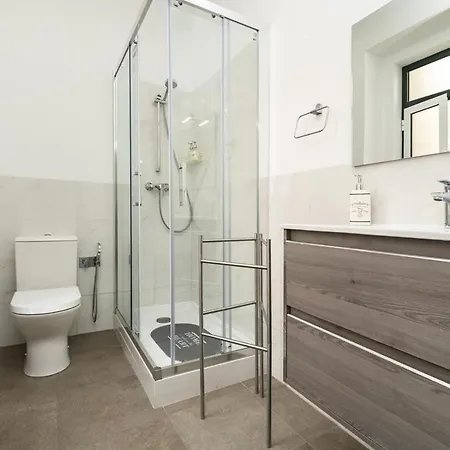 Groovy M2 R3 - Amazing Double With En-suite Bathroom بيت ضيافة